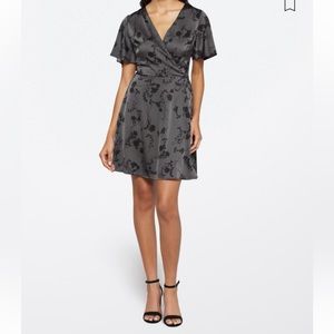 NWT- 41 HAWTHORN
Scarlett Flutter Sleeve Satin
Wrap Dress